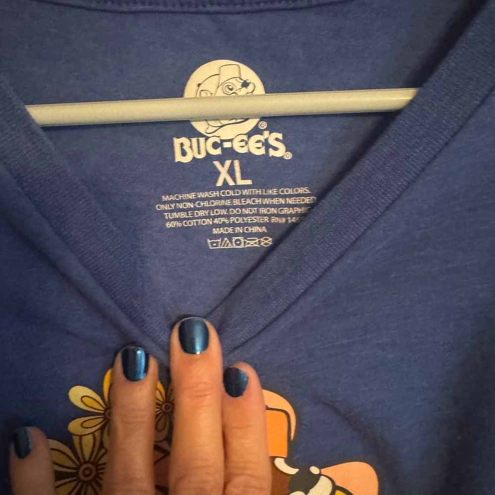 Just A Girl Who Loves Buc-ee’s shirt XL - Picture 3 of 3